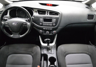 Подержанный автомобиль Kia Ceed Hatchback 2015 года (14 фото)