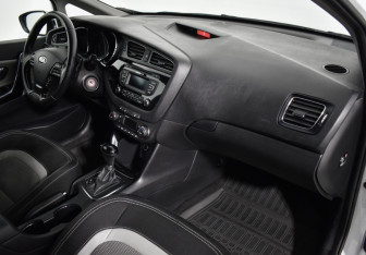 Подержанный автомобиль Kia Ceed Hatchback 2013 года (12 фото)