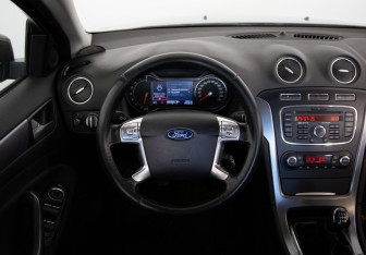 Подержанный автомобиль Ford Mondeo Sedan 2013 года (12 фото)