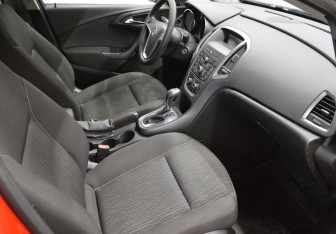 Подержанный автомобиль Opel Astra Hatchback 2014 года (12 фото)