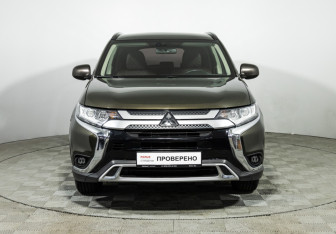 Подержанный автомобиль Mitsubishi Outlander 2019 года (2 фото)