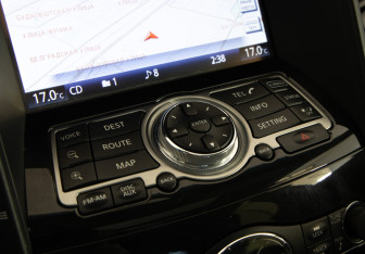 Подержанный автомобиль Infiniti QX70 2014 года (18 фото)