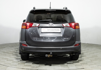 Подержанный автомобиль Toyota RAV4 2014 года (6 фото)
