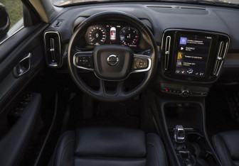 Подержанный автомобиль Volvo XC40 2019 года (13 фото)