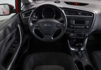 Подержанный автомобиль Kia Ceed Hatchback 2016 года (10 фото)