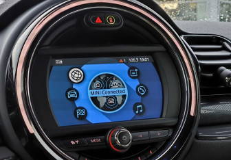 Подержанный автомобиль MINI Clubman Wagon 2019 года (18 фото)