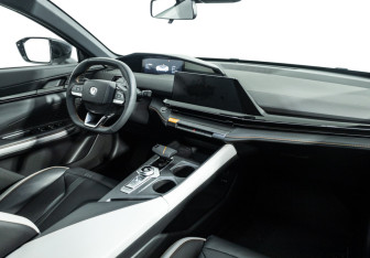 Подержанный автомобиль Changan UNI-V 2024 года (9 фото)