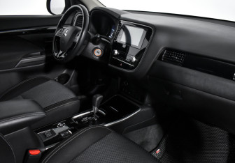Подержанный автомобиль Mitsubishi Outlander 2022 года (15 фото)