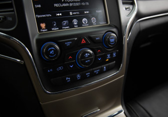 Подержанный автомобиль Jeep Grand Cherokee 2016 года (17 фото)