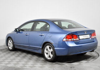 Подержанный автомобиль Honda Civic Sedan 2009 года (7 фото)