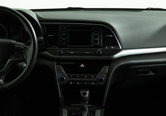 Подержанный автомобиль Hyundai Elantra Sedan 2017 года (14 фото)