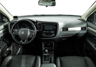 Подержанный автомобиль Mitsubishi Outlander 2015 года (13 фото)