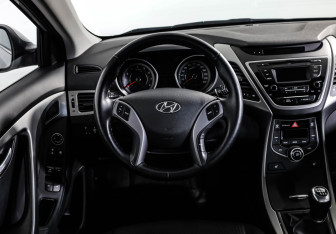 Подержанный автомобиль Hyundai Elantra Sedan 2015 года (11 фото)