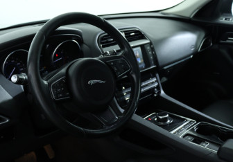 Подержанный автомобиль Jaguar F-Pace 2016 года (14 фото)