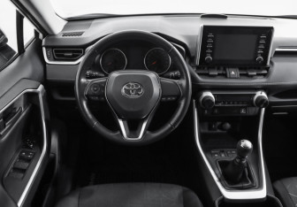 Подержанный автомобиль Toyota RAV4 2022 года (11 фото)