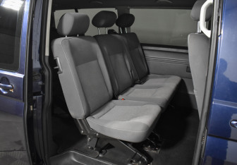 Подержанный автомобиль Volkswagen Caravelle 2011 года (11 фото)