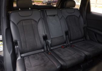 Подержанный автомобиль Audi Q7 2015 года (32 фото)