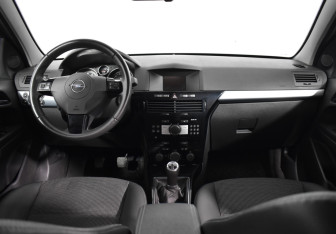 Подержанный автомобиль Opel Astra Sedan 2010 года (11 фото)