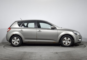 Подержанный автомобиль Kia Ceed Hatchback 2010 года (4 фото)