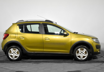 Подержанный автомобиль Renault Sandero 2016 года (4 фото)