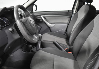 Подержанный автомобиль Renault Duster 2017 года (10 фото)