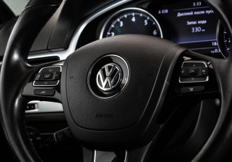 Подержанный автомобиль Volkswagen Touareg 2012 года (12 фото)