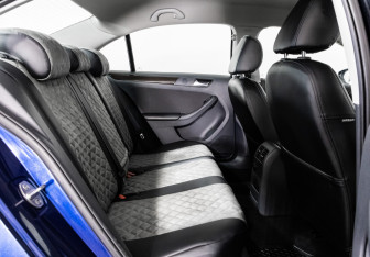 Подержанный автомобиль Volkswagen Jetta Sedan 2015 года (17 фото)