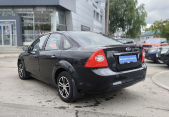 Подержанный автомобиль Ford Focus Sedan 2010 года (6 фото)