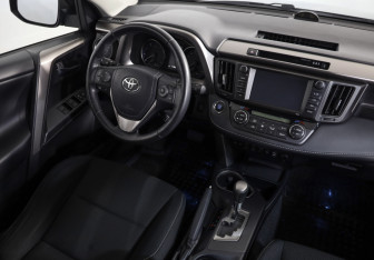 Подержанный автомобиль Toyota RAV4 2017 года (8 фото)