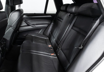 Подержанный автомобиль BMW X5 2012 года (10 фото)