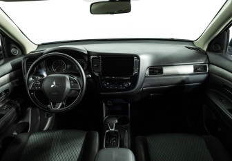 Подержанный автомобиль Mitsubishi Outlander 2015 года (13 фото)