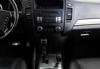 Подержанный автомобиль Mitsubishi Pajero 2013 года (13 фото)