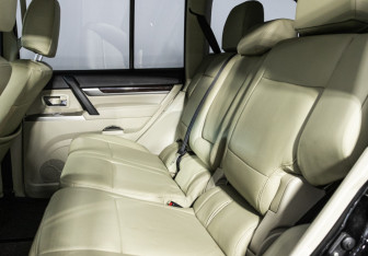 Подержанный автомобиль Mitsubishi Pajero 2017 года (10 фото)