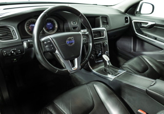 Подержанный автомобиль Volvo S60 2012 года (11 фото)