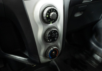 Подержанный автомобиль Toyota Yaris Hatchback 2006 года (15 фото)