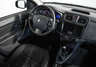 Подержанный автомобиль Renault Sandero 2017 года (8 фото)