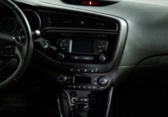 Подержанный автомобиль Kia Ceed Hatchback 2015 года (14 фото)
