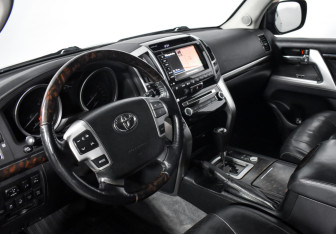 Подержанный автомобиль Toyota Land Cruiser Suv 2013 года (10 фото)