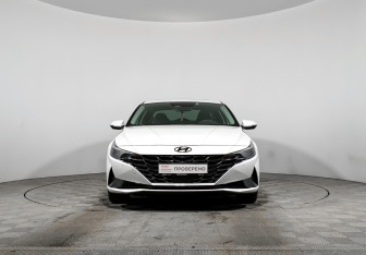 Подержанный автомобиль Hyundai Elantra Sedan 2022 года (2 фото)