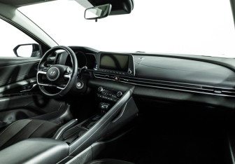 Подержанный автомобиль Hyundai Elantra Sedan 2021 года (9 фото)