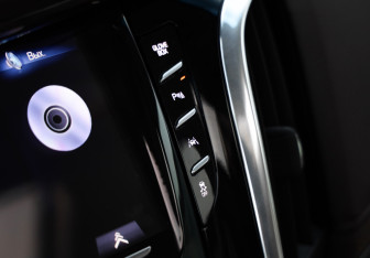 Подержанный автомобиль Cadillac Escalade Suv 2016 года (18 фото)