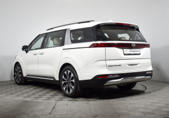Подержанный автомобиль Kia Carnival 2020 года (7 фото)