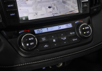 Подержанный автомобиль Toyota RAV4 2016 года (17 фото)