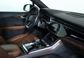 Подержанный автомобиль Audi Q7 2020 года (12 фото)