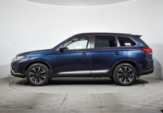 Подержанный автомобиль Mitsubishi Outlander 2022 года (8 фото)