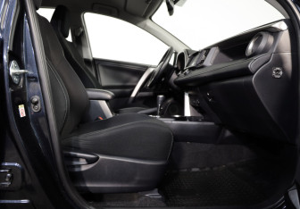 Подержанный автомобиль Toyota RAV4 2017 года (23 фото)