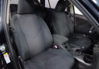Подержанный автомобиль Toyota RAV4 2011 года (20 фото)