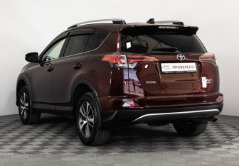 Подержанный автомобиль Toyota RAV4 2017 года (7 фото)