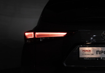 Подержанный автомобиль Toyota Highlander 2021 года (32 фото)