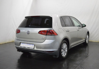 Подержанный автомобиль Volkswagen Golf Hatchback 2013 года (5 фото)